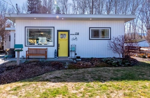 Okanagan-Similkameen House | Charming Creekside Cottage in Naramata Village