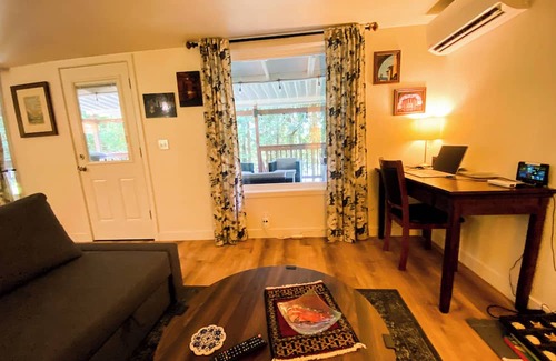 Enumclaw Cottage | Cozy cabin on the lake, close to Mount Rainier, skiing, hiking, downtown!