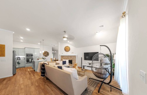 Edmond House | NEW LISTING! Newly Built 3BR Getaway in Edmond by RedAwning