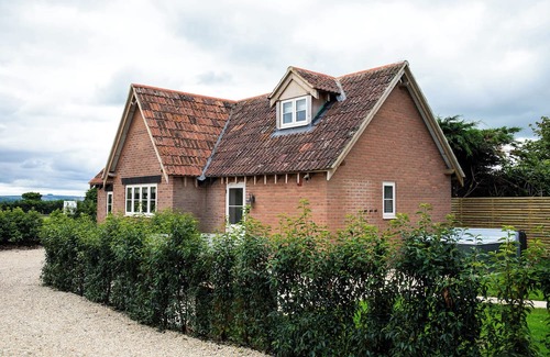 Calne Cottage | Cosy country getaway with a hot tub!