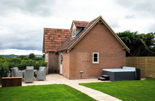 Calne Cottage | Cosy country getaway with a hot tub!