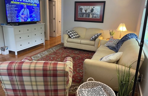 New Castle House | Cozy cottage in Birmingham with wooded yard and close to interstate.