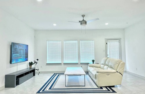 Katy House | Katy Beautiful 2 Beds 2 Full Baths Piano BBQ Grill