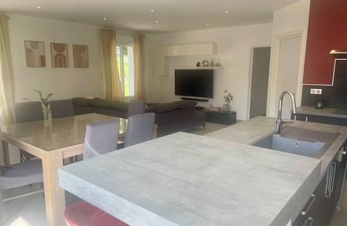 Maurens House | Maison Moderne à la Campagne, Climatisée, Piscine Chauffée Privative