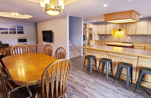 Climax Springs House | Spacious 4bed house w/HotTub, game garage, AC, WiFi