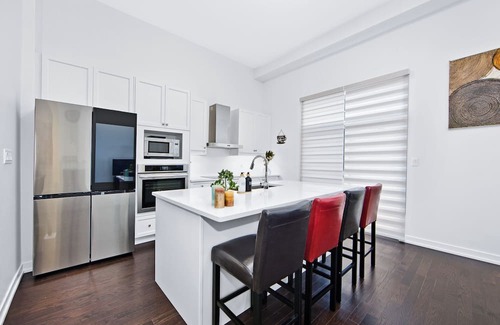 Durham Region House | The Grand Modernist: High Ceiling, 7 Beds/4 Washrooms