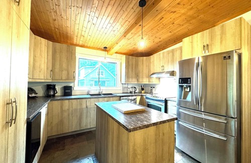 Potton Ski Chalet | The OokPik, Spa, Lake, Firepit