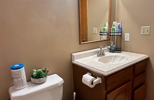 Rochester House | Elegant & Secure Family Abode Grand 2-Bedroom Retreat (Upstairs)