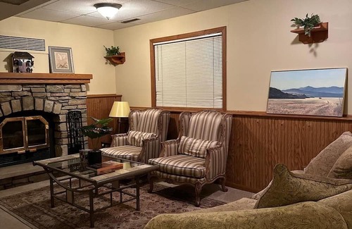 Rochester House | Elegant & Secure Family Abode Grand 2-Bedroom Retreat (Upstairs)