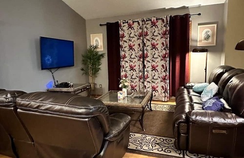 Rochester House | Elegant & Secure Family Abode Grand 2-Bedroom Retreat (Upstairs)