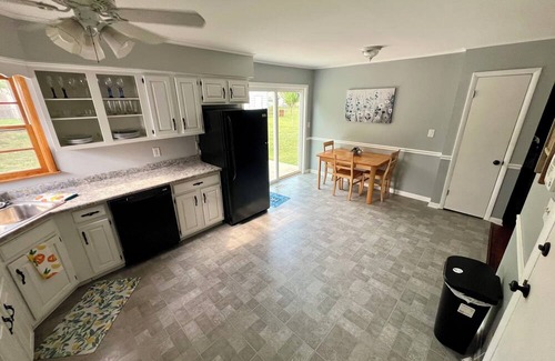 Oakhurst House | Charming 2-bedroom house in beautiful Tulsa with AC, WiFi