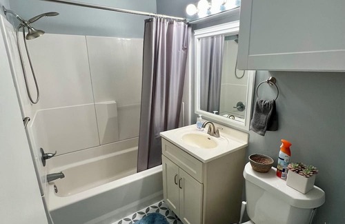 Oakhurst House | Charming 2-bedroom house in beautiful Tulsa with AC, WiFi