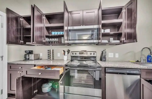 Waldron Apartment | Contemporary Loft Close to Airport Fast Wi-Fi