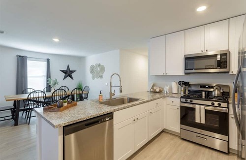 Southside House | 30+DayStay Mid-Term Rental-Mission del Lago 4BR, Ping Pong, Spacious, PETS OK
