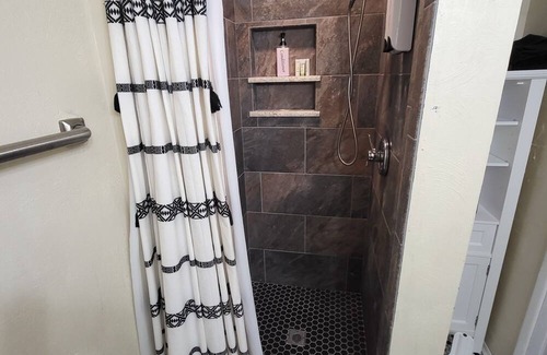 Tombstone House | House Fremont .5 block Birdcage Theatre Private Courtyard washer/dryer Sleeps 4