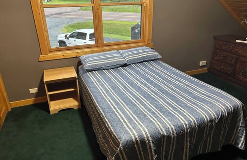 Hannibal Cabin | Cozy 2 bedroom plus sleeping loft cabin in delightful Gilman with AC, WiFi