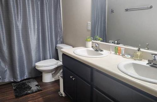 Statham House | Shared 1-bed in lovely Statham, close to Athens, highspeed Wi-Fi, and desk.