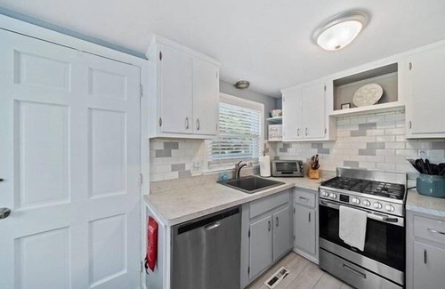 Wareham Cottage | Charming 2-bedroom house in Swift Beach Wareham.