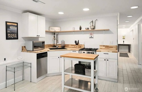 Burien House | The Rose Cliff House Water Views, Saltwater Spa, No Cleaning Fee, Lush Garden