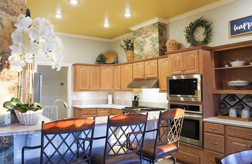 Guthrie House | Luxurious 3-bedroom house on Lake.Private dock with great fishing and swimming!