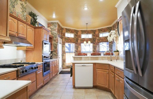 Guthrie House | Luxurious 3-bedroom house on Lake.Private dock with great fishing and swimming!