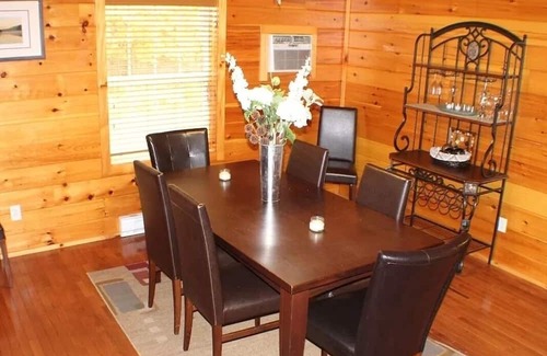 Hickory Hills Cabin | Luxury Cabin Sleeps 14 w/Game Room,HOT TUB,FIRE PIT,BB Court! 5min to SKI SLOPES