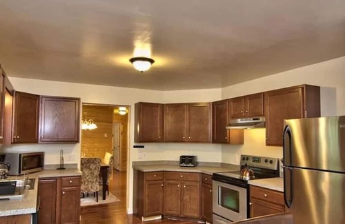 Hickory Hills Cabin | Luxury Cabin Sleeps 14 w/Game Room,HOT TUB,FIRE PIT,BB Court! 5min to SKI SLOPES