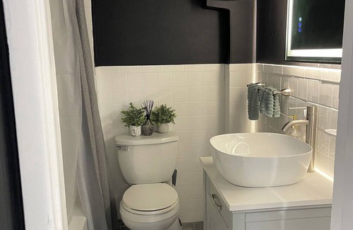 Carteret House | Private 1-bdr, 1 bath, Home Theatre, Bar, Kitchen, Near NYC