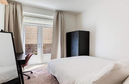Weesperzijde Apartment | Newly Renovated Apartment Right By The Famous Amstel River