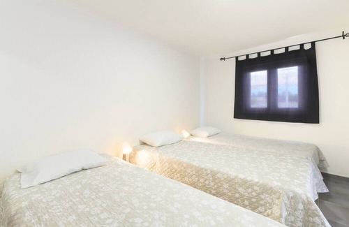 Sines House | Private bedroom 'Quarto Triplo 1' with Private Terrace and Wi-Fi