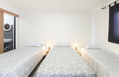 Sines House | Private bedroom 'Quarto Triplo 1' with Private Terrace and Wi-Fi