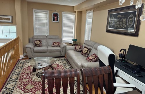 Clairlea - Birchmount House | Centrally located 3 Bedroom townhome with parking & Wifi