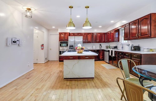 Fort Washington House | The Château Lux 4 bedrooms 2.5 baths, sleeps 8, 5min from MGM & National Harbor.