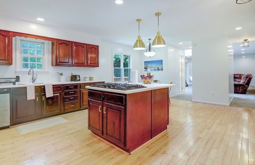 Fort Washington House | The Château Lux 4 bedrooms 2.5 baths, sleeps 8, 5min from MGM & National Harbor.