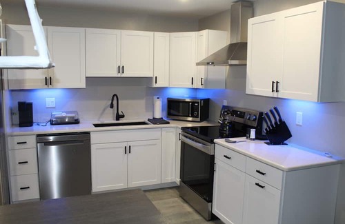 Luray House | Newly Renovated Riverfront w/Basketball/Pickleball court hi-speed Wi-Fi