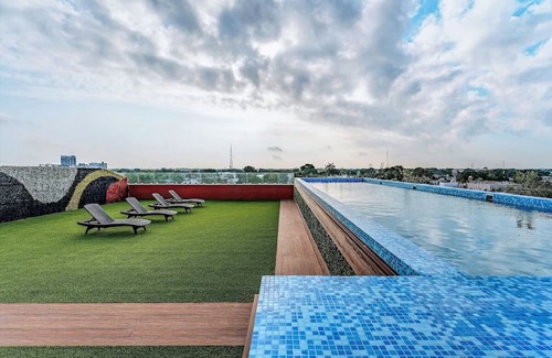 Centro House | Your Perfect Mérida Escapade: Elegant Rooms, Stunning Rooftop Pool - Parking