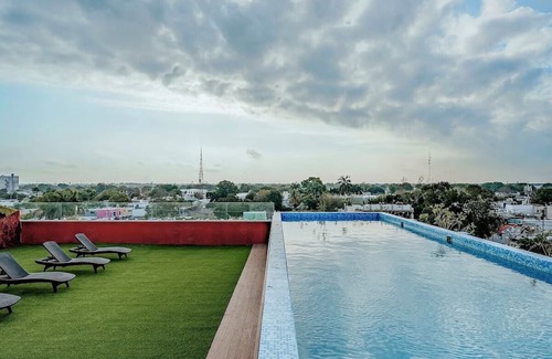 Centro House | Your Perfect Mérida Escapade: Elegant Rooms, Stunning Rooftop Pool - Parking