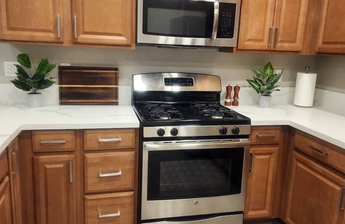 Midway House | 3-bedroom house in fabulous Henderson with AC, WiFi