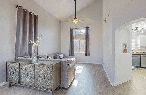 Skies West House | Charming 3-bedroom house with AC and WiFi in fabulous Albuquerque