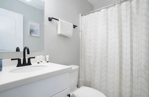 Bayview Apartment | Hillside Cove - Helm Suite
