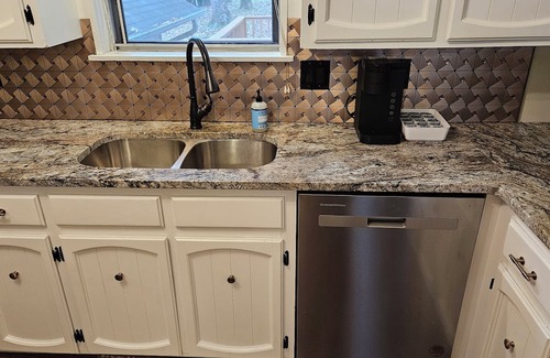 Sherwood House | Spacious 5-bedroom house with WiFi, AC, deck and gym in delightful Sherwood!