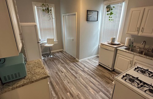 Glen Carbon Cottage | Charming 2-bedroom house facing bike trails in Downtown Glen Carbon