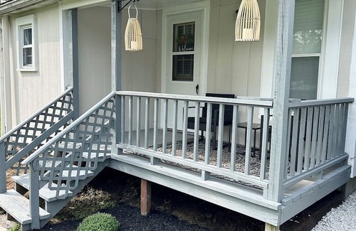 Glen Carbon Cottage | Charming 2-bedroom house facing bike trails in Downtown Glen Carbon