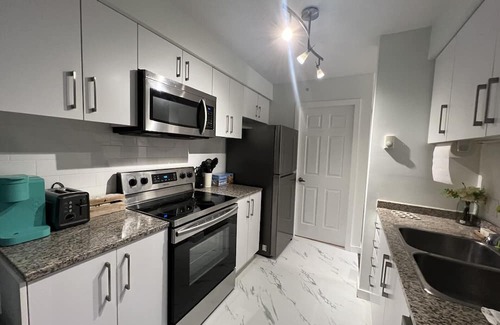 Coal Harbour Condo | Over 30 Days -Pet Friendly 2B&2B Urban Style Condo near Harbor w/Free Parking