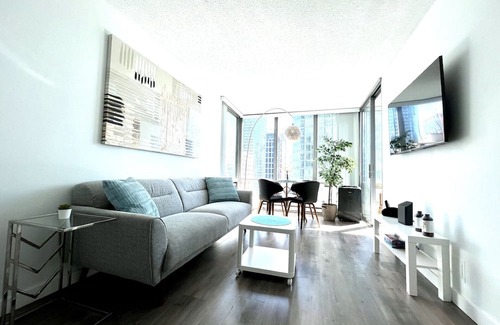 Coal Harbour Condo | Over 30 Days -Pet Friendly 2B&2B Urban Style Condo near Harbor w/Free Parking