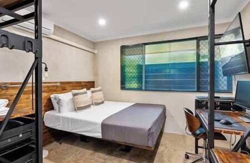 Holloways Beach House | Tech Haven 4BR close walk to Holloways beach, Pool, Pets, Lots of parking