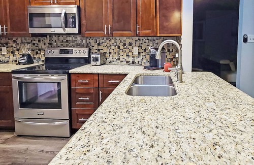 Greater Northdale House | Perfect Haven for Healthcare & Corporate Pros - Master Suite with private bath