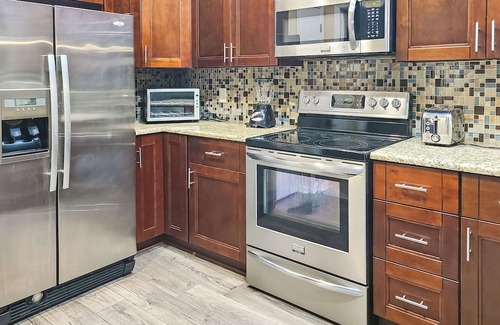 Greater Northdale House | Perfect Haven for Healthcare & Corporate Pros - Master Suite with private bath