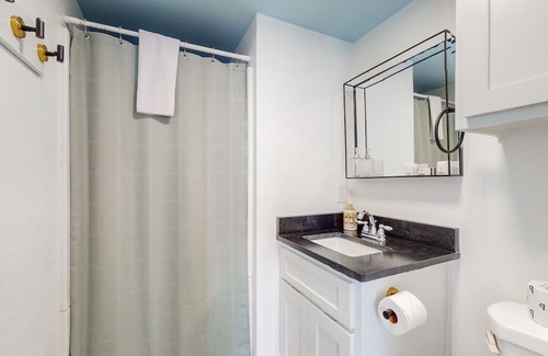 Gilchrist Apartment | Beachfront studio w/ ample outdoor activities & stunning views