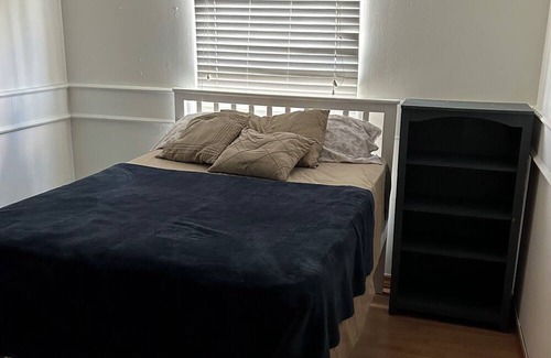 Streamwood House | Spacious, cozy 3 bedroom house with a perfect location